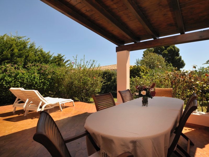 Terrasse mit schönen Holzmöbeln Terrasse mit schönen Holzmöbeln