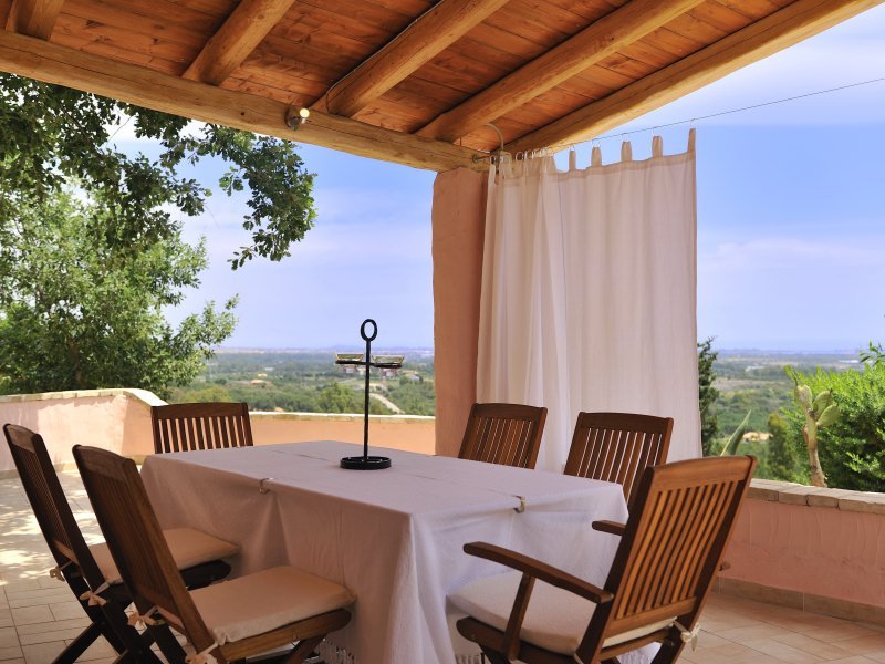 Ausblick von der Terrasse mit Esstisch Ausblick von der Terrasse mit Esstisch