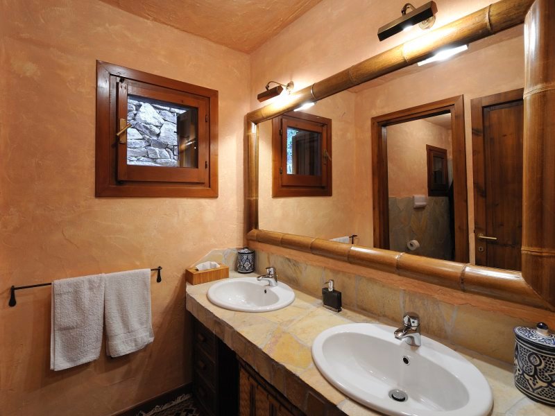 Badezimmer mit zwei Waschbecken und Dusche Badezimmer mit zwei Waschbecken und Dusche