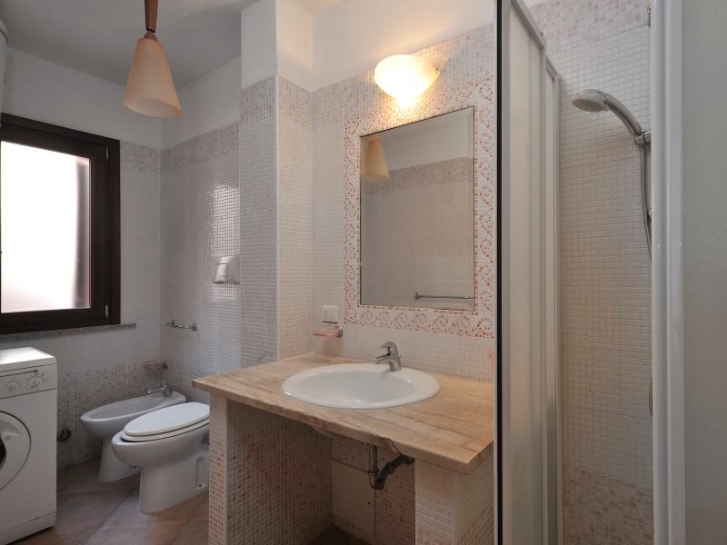 Bad mit Dusche, Bidet und Waschmaschine Bad mit Dusche, Bidet und Waschmaschine