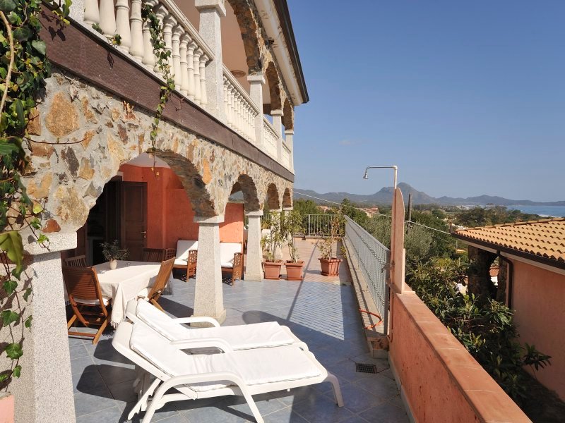 Terrasse mit Sonnenliegen und Meerblick Terrasse mit Sonnenliegen und Meerblick