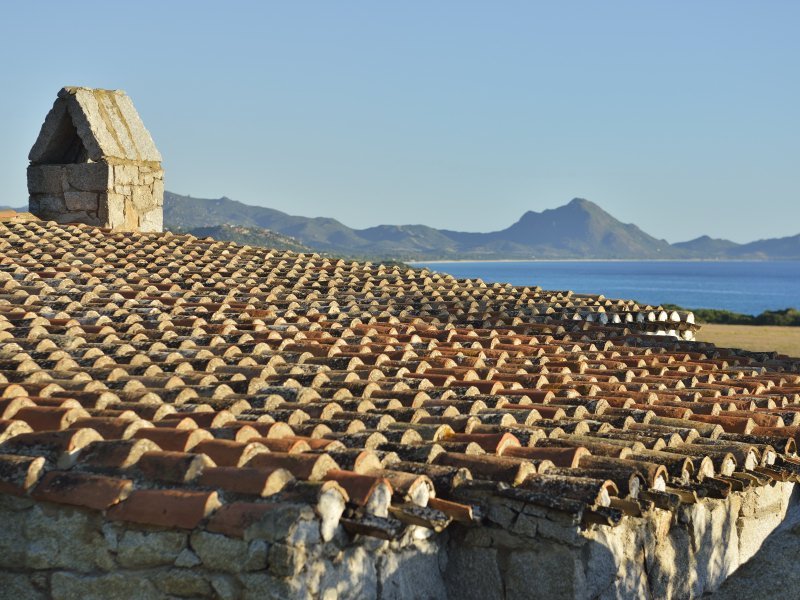 Blick über die Dächer auf die Bucht von Costa Rei Blick über die Dächer auf die Bucht von Costa Rei
