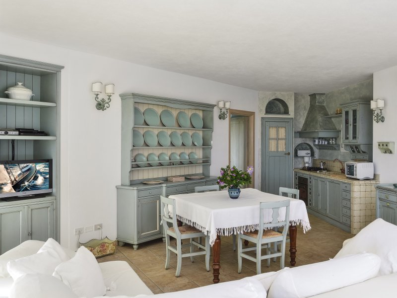 Wohnzimmer mit Esstisch und Küchenzeile Wohnzimmer mit Esstisch und Küchenzeile