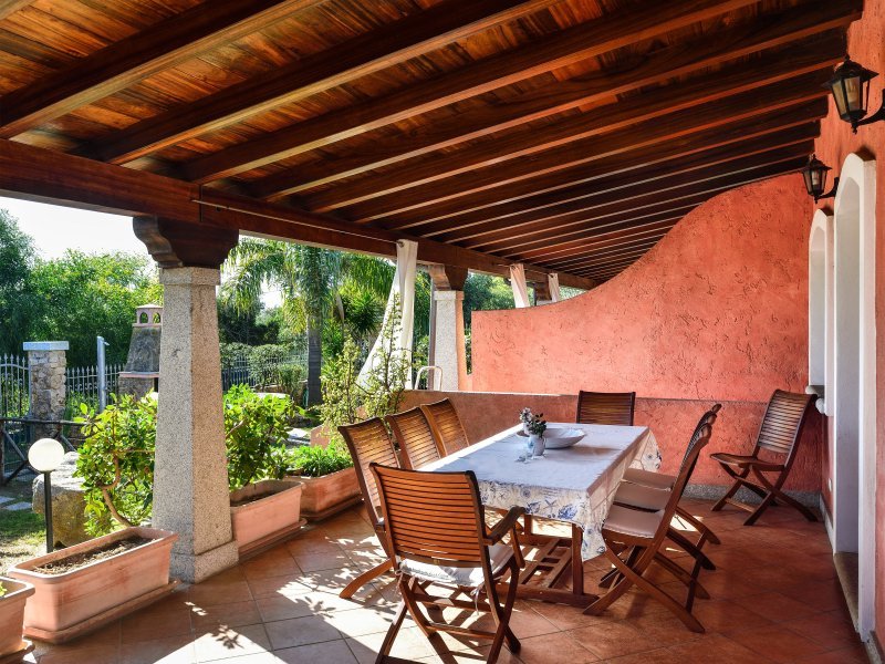 Überdachte Terrasse mit Esstisch im Freien Überdachte Terrasse mit Esstisch im Freien