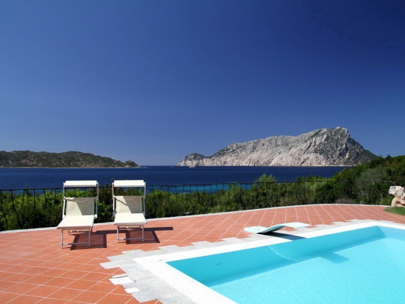 Freistehende Villa mit Privatpool und Bilick auf die Insel Tavolara Freistehende Villa mit Privatpool und Bilick auf die Insel Tavolara