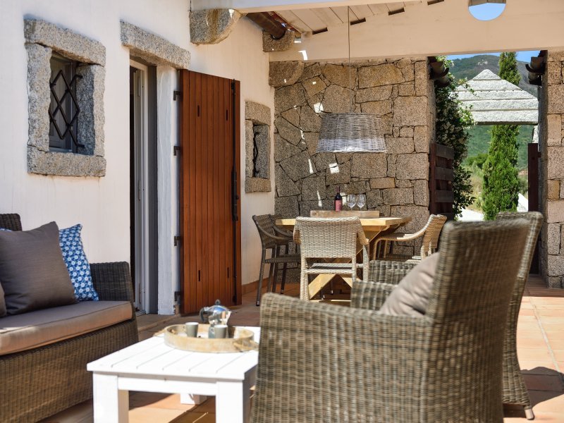 Leben im Freien auf der Terrasse mit Sofa und Esstisch Leben im Freien auf der Terrasse mit Sofa und Esstisch