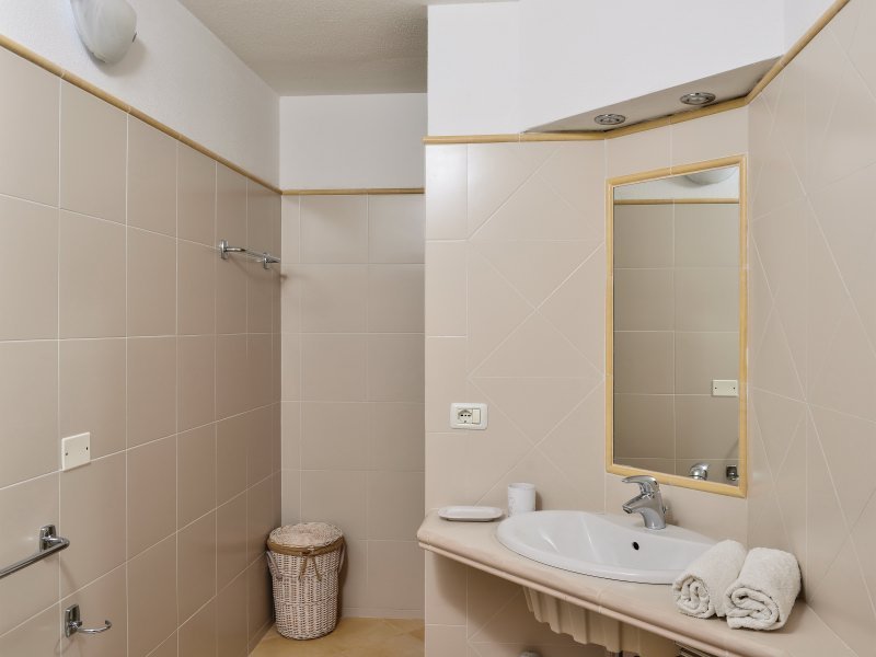 Bad mit Dusche im Untergeschoß Bad mit Dusche im Untergeschoß