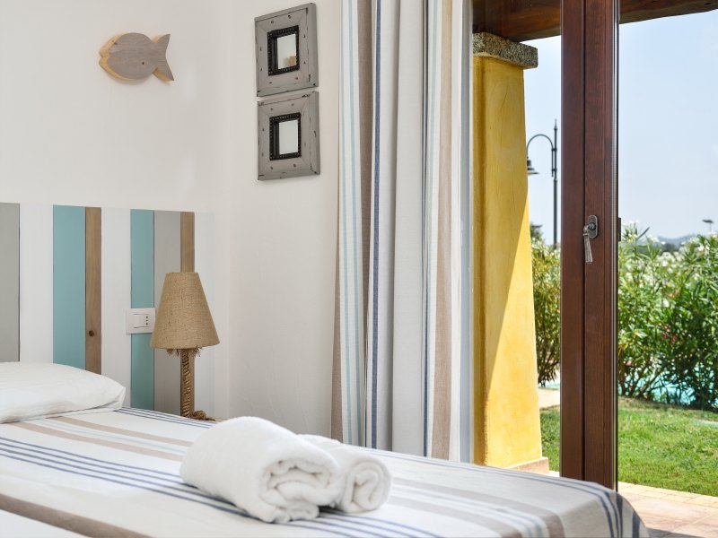 Schlafzimmer 2 mit Tür zum Garten Schlafzimmer 2 mit Tür zum Garten