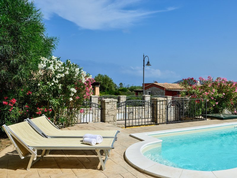Privatpool mit Sonnenliegen direkt vor dem Haus Privatpool mit Sonnenliegen direkt vor dem Haus