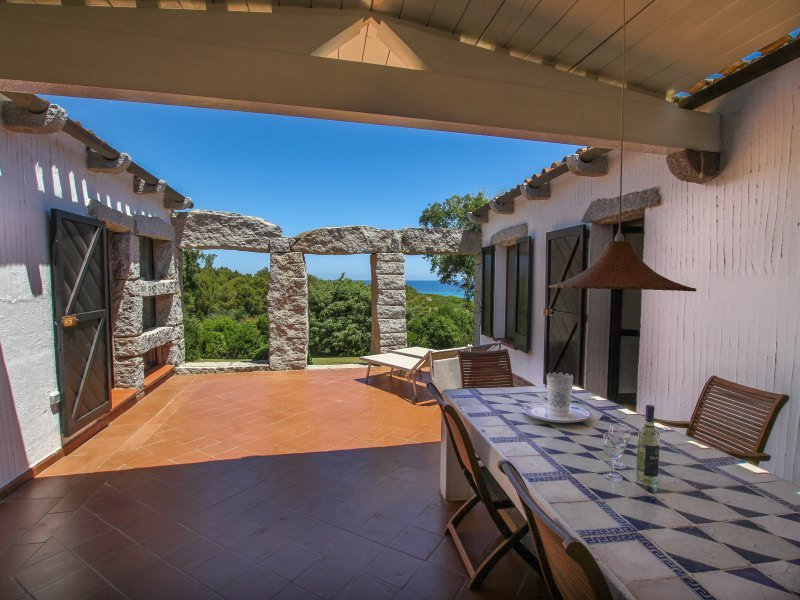 Patio Casa 3 mit Esstisch und Blick auf die sardische Natur Patio Casa 3 mit Esstisch und Blick auf die sardische Natur