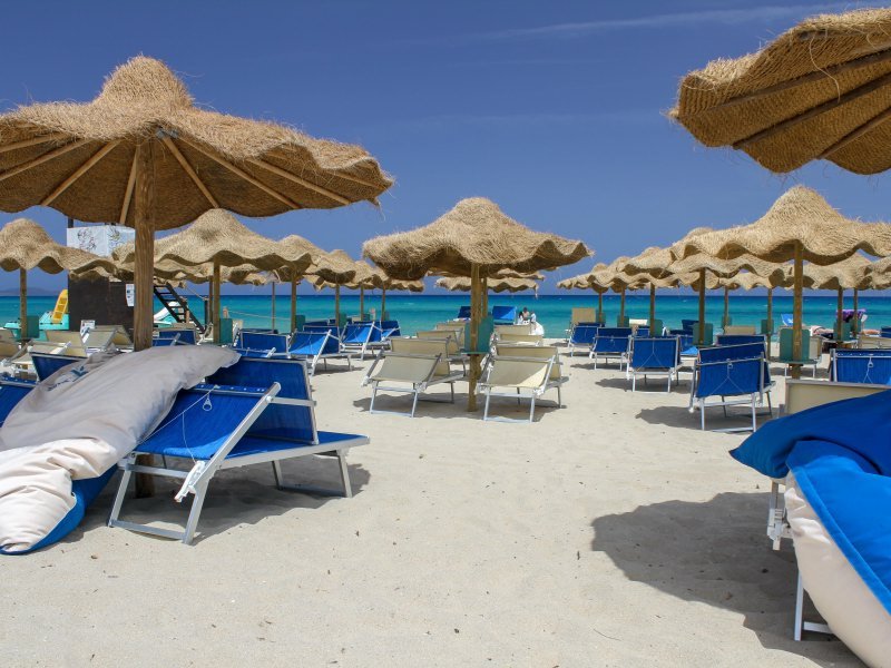 Strand mit Liegen und Schirmen Strand mit Liegen und Schirmen