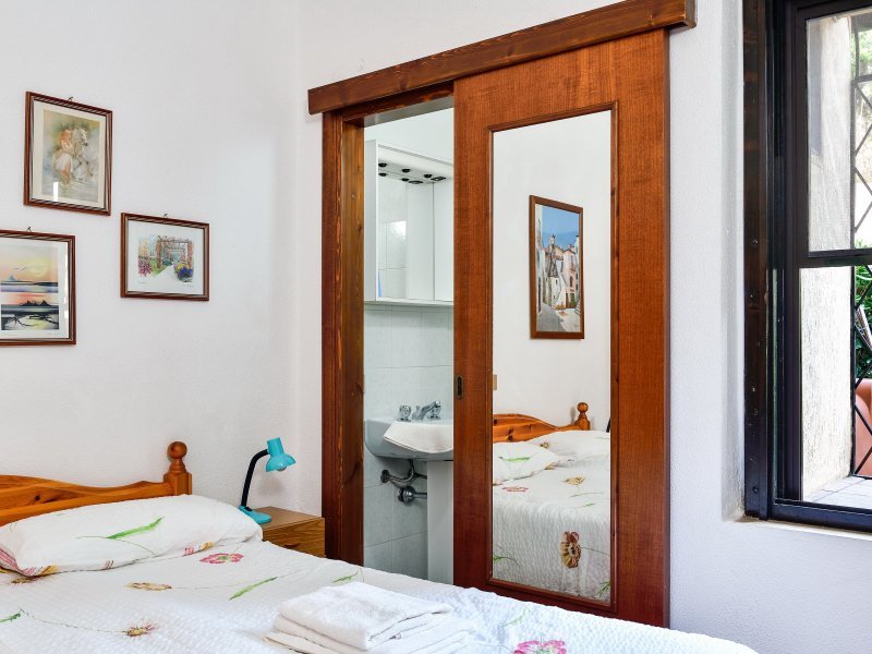 Schlafzimmer 2 mit Doppelbett und Badezimmer Schlafzimmer 2 mit Doppelbett und Badezimmer