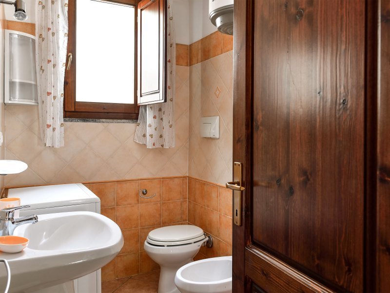 Badezimmer 1 Waschmaschine und Bidet Badezimmer 1 Waschmaschine und Bidet