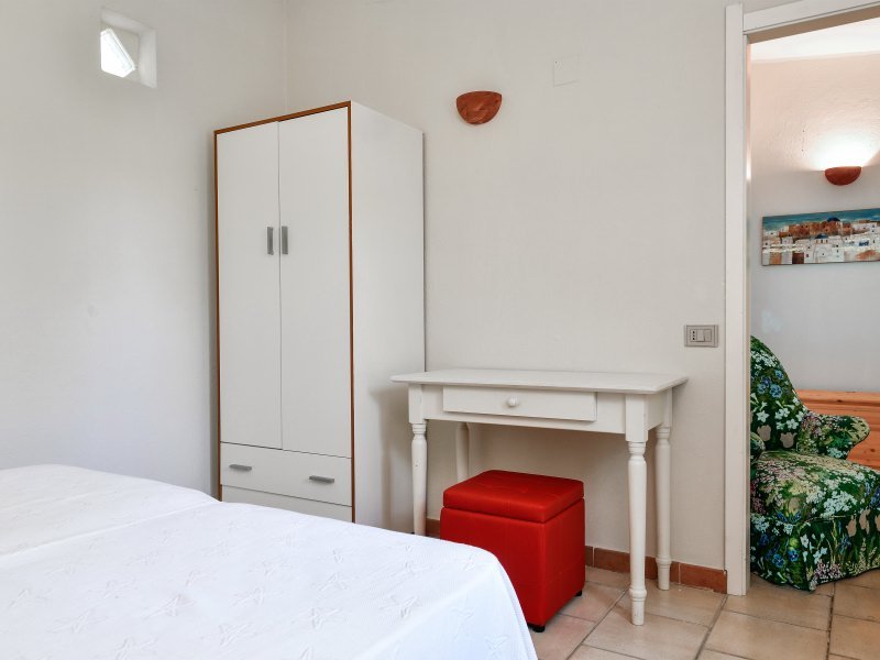 Schlafzimmer 1 mit Stauraum und kleinem Tisch Schlafzimmer 1 mit Stauraum und kleinem Tisch