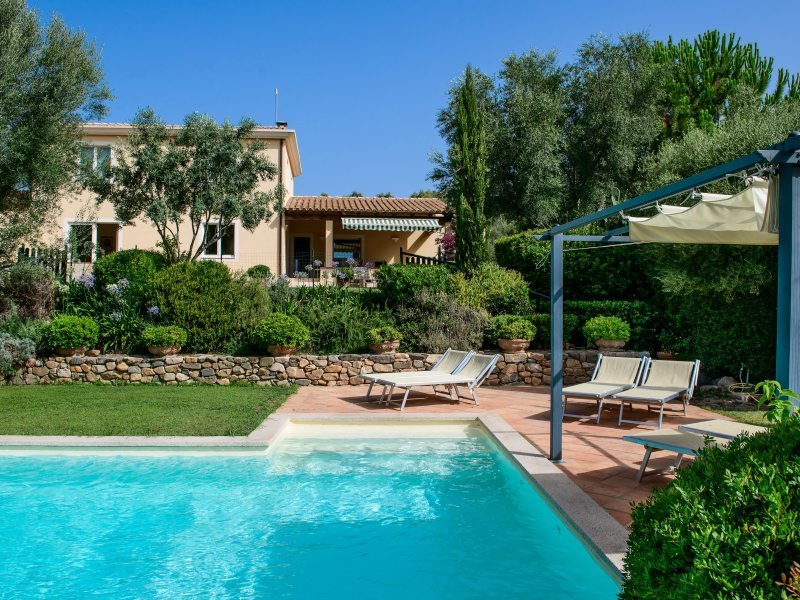 Pool mit Haus im Hintergrund Pool mit Haus im Hintergrund