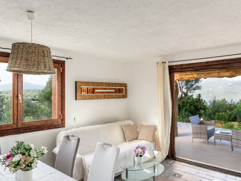 Sofa vor der großen Fenstertür zur Terrasse Sofa vor der großen Fenstertür zur Terrasse
