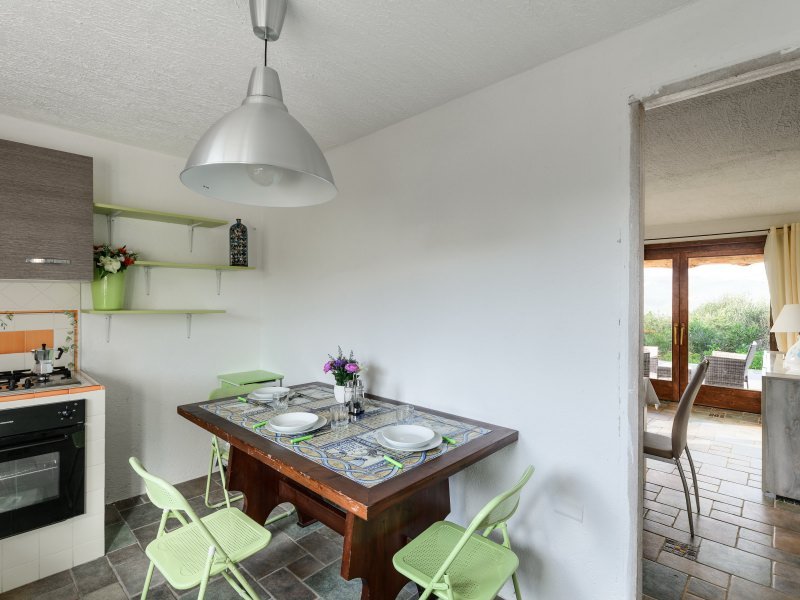 Kleiner Tisch für 3 Personen in der Wohnküche mit Blick in das angrenzende Wohnzimmer Kleiner Tisch für 3 Personen in der Wohnküche mit Blick in das angrenzende Wohnzimmer