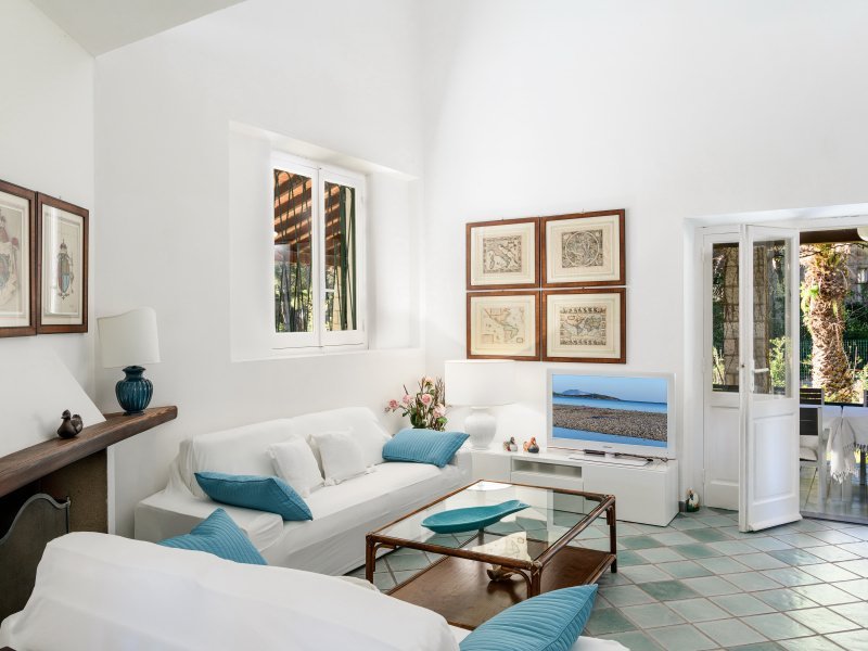 Wohnzimmer mit Sofaecke und TV und Blick in den Garten Wohnzimmer mit Sofaecke und TV und Blick in den Garten