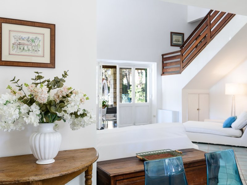 Blick vom Eßzimmer ins Wohnzimmer, auf die Terrassentür und die Treppe Blick vom Eßzimmer ins Wohnzimmer, auf die Terrassentür und die Treppe