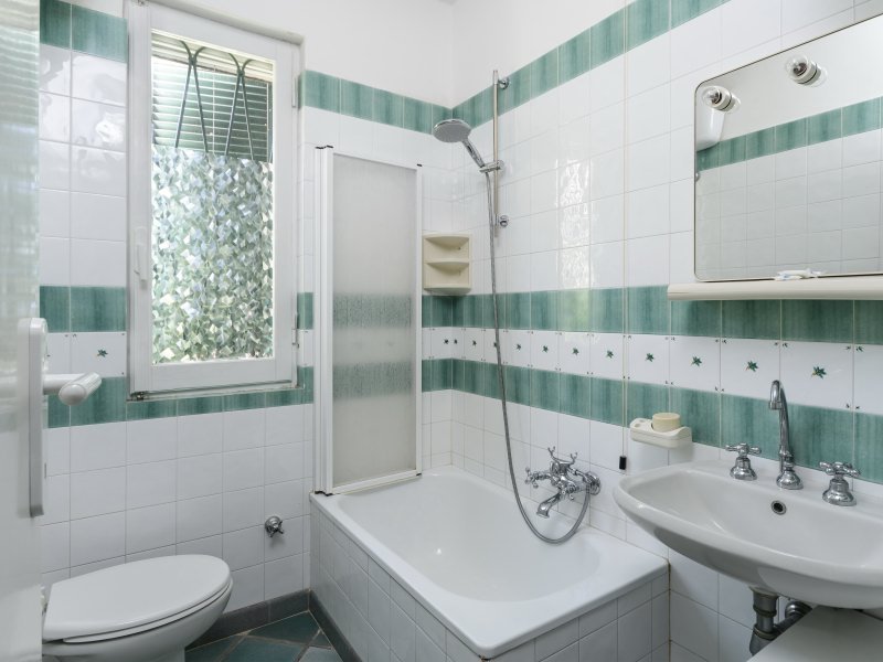 Bad 1 mit Badewanne, es befindet sich hinter dem Schlafzimmer 1 im Erdgeschoß Bad 1 mit Badewanne, es befindet sich hinter dem Schlafzimmer 1 im Erdgeschoß