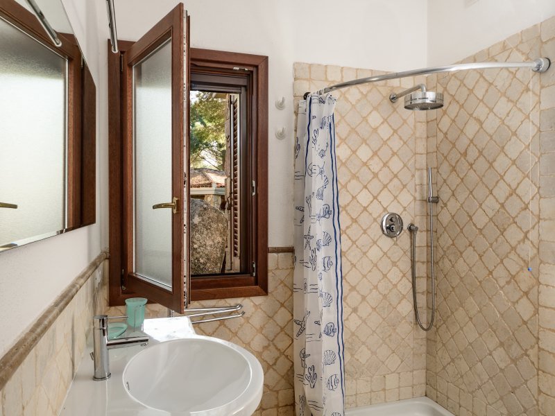 Badezimmer mit Dusche und Fenster zum Garten Badezimmer mit Dusche und Fenster zum Garten