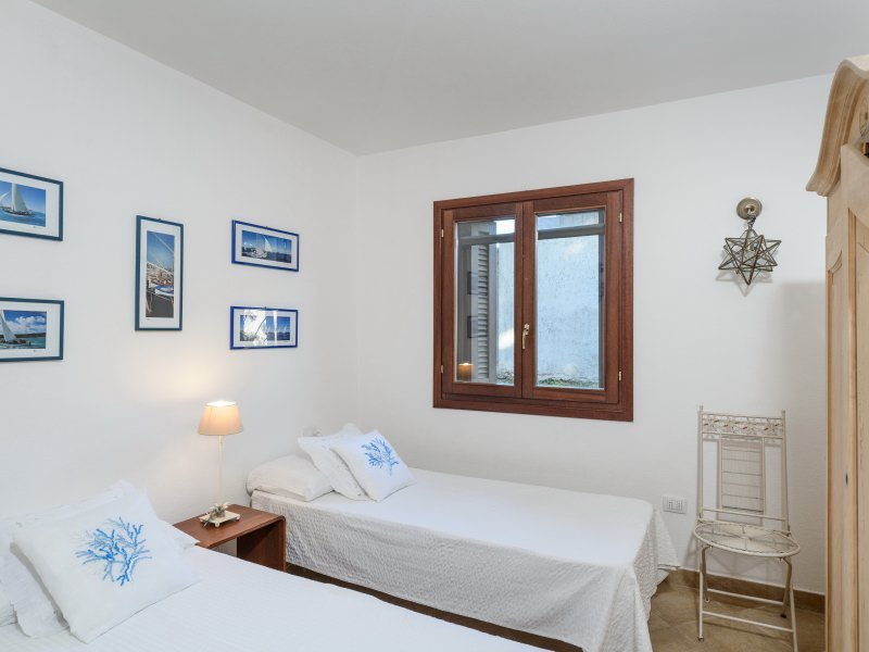 Schlafzimmer 2 mit zwei Einzelbetten und Holzschrank Schlafzimmer 2 mit zwei Einzelbetten und Holzschrank