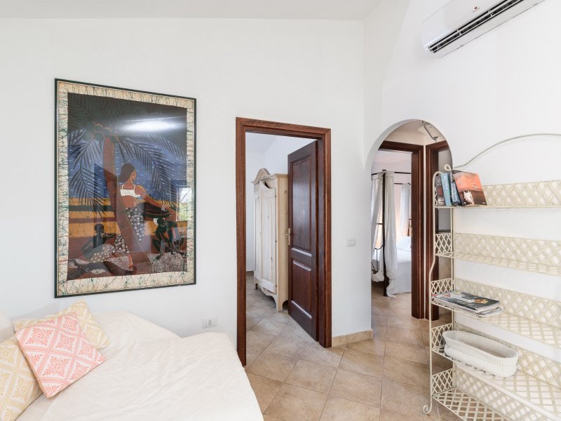 Blick vom Wohnzimmer mit Sofa und Klimaanlage in die Schlafzimmer und ins Bad von Casa Pineta Blick vom Wohnzimmer mit Sofa und Klimaanlage in die Schlafzimmer und ins Bad von Casa Pineta