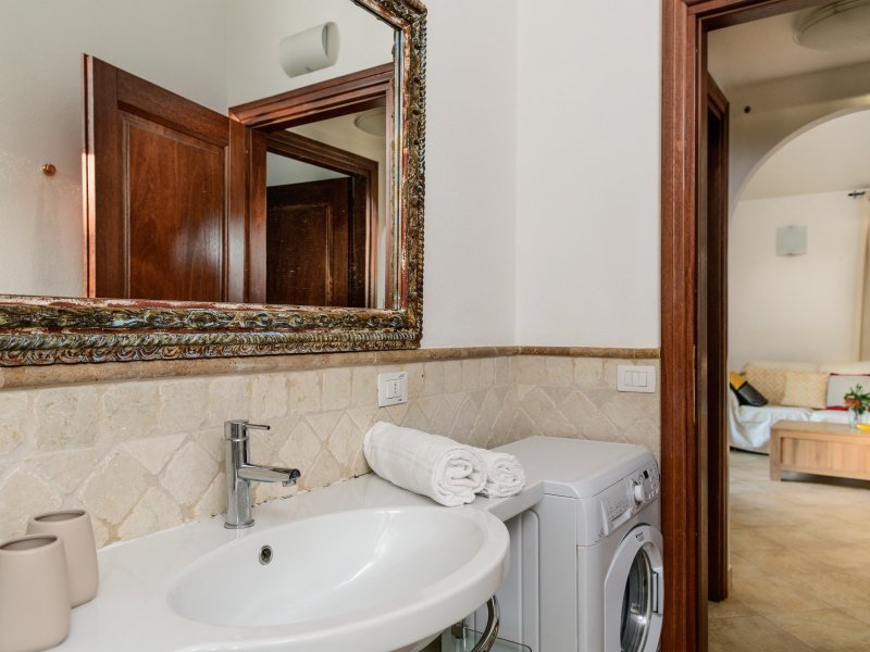 Bad mit Waschbecken und Waschmaschine, Blick ins Wohnzimmer Bad mit Waschbecken und Waschmaschine, Blick ins Wohnzimmer