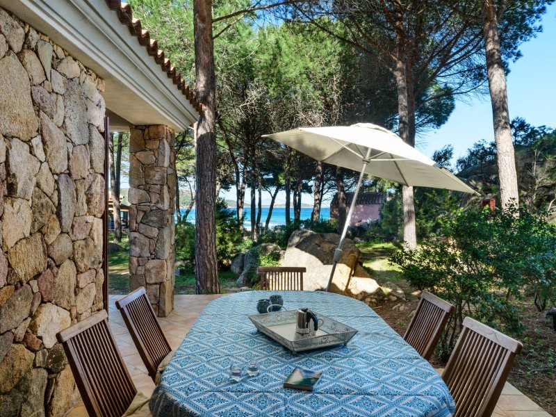 Terrassentisch mit Blick durch die Pinien auf das blaue Meer vor Casa Grazia Terrassentisch mit Blick durch die Pinien auf das blaue Meer vor Casa Grazia