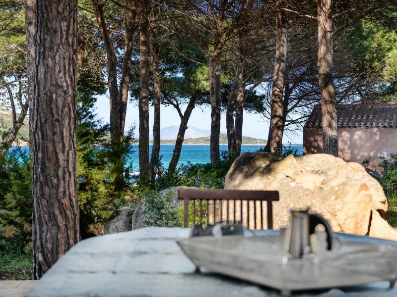 Blick vom Esstisch im Freien durch den Pinienhain auf das blaue Meer vor Casa Grazia Blick vom Esstisch im Freien durch den Pinienhain auf das blaue Meer vor Casa Grazia