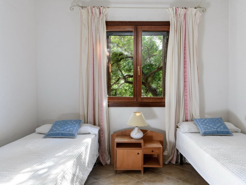 Schlafzimmer 2 mit 2 Einzelbetten und Fenster ins Grüne Schlafzimmer 2 mit 2 Einzelbetten und Fenster ins Grüne