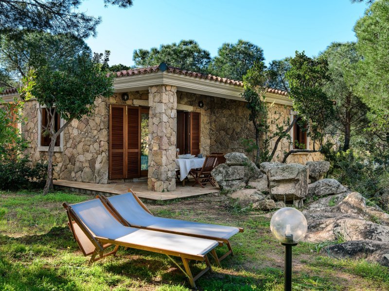 Sonnenliegen im Garten vor Casa Laguna mit überdachter Terrasse und Esstisch Sonnenliegen im Garten vor Casa Laguna mit überdachter Terrasse und Esstisch