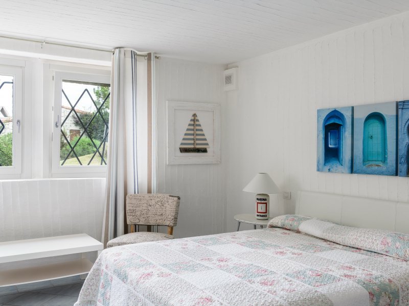 Schlafzimmer 3 im Untergeschoß mit Ehebett und Fenster zum Garten Schlafzimmer 3 im Untergeschoß mit Ehebett und Fenster zum Garten