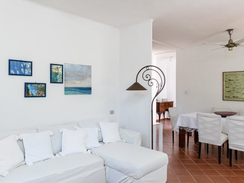 Wohnzimmer mit Sofa und Esstisch Wohnzimmer mit Sofa und Esstisch