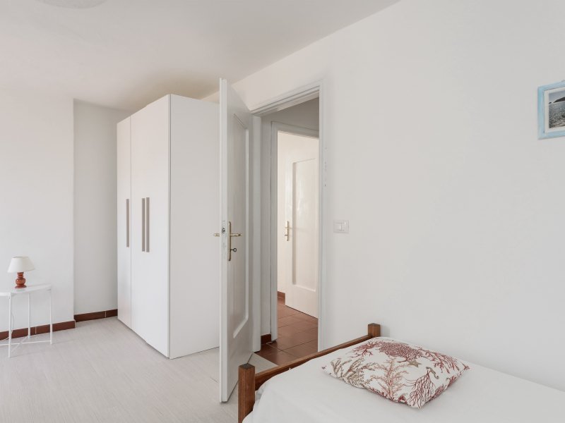 Zimmer 2 mit zwei Einzelbetten und Schrank Zimmer 2 mit zwei Einzelbetten und Schrank