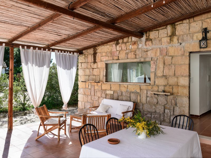 Überdachte Terrasse Su Faru 3 mit Esstisch und Sofamöbeln Überdachte Terrasse Su Faru 3 mit Esstisch und Sofamöbeln