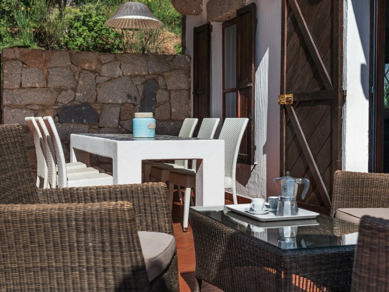 Terrase mit praktischem Aussensofa und Esstisch Terrase mit praktischem Aussensofa und Esstisch