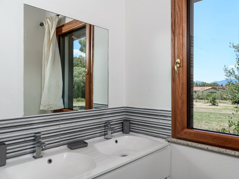 Bad 2 mit doppeltem Waschbecken und Blick ins Grüne Bad 2 mit doppeltem Waschbecken und Blick ins Grüne