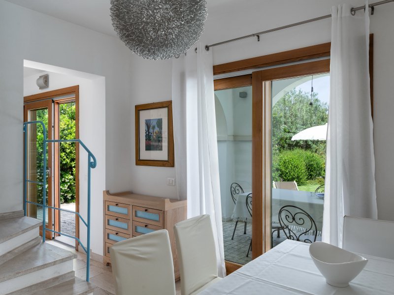 Wohnzimmer und Küche haben große Fenstertüren zur Terrasse und zum Pool Wohnzimmer und Küche haben große Fenstertüren zur Terrasse und zum Pool