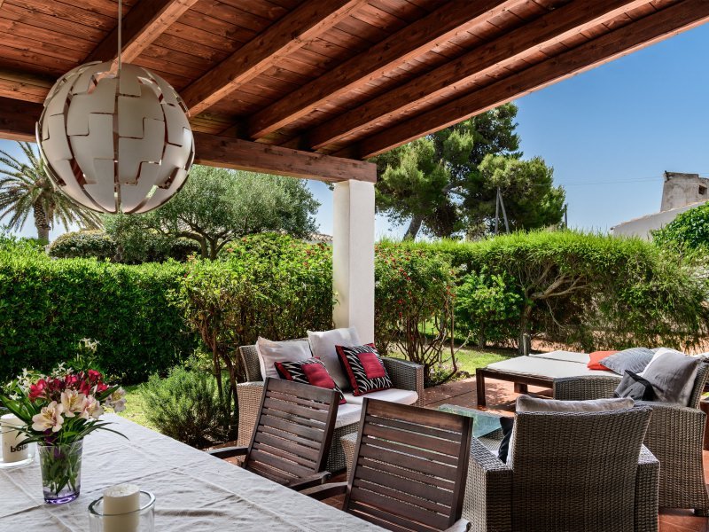 Leben im Freien auf der grossen, überdachten Terrasse Leben im Freien auf der grossen, überdachten Terrasse