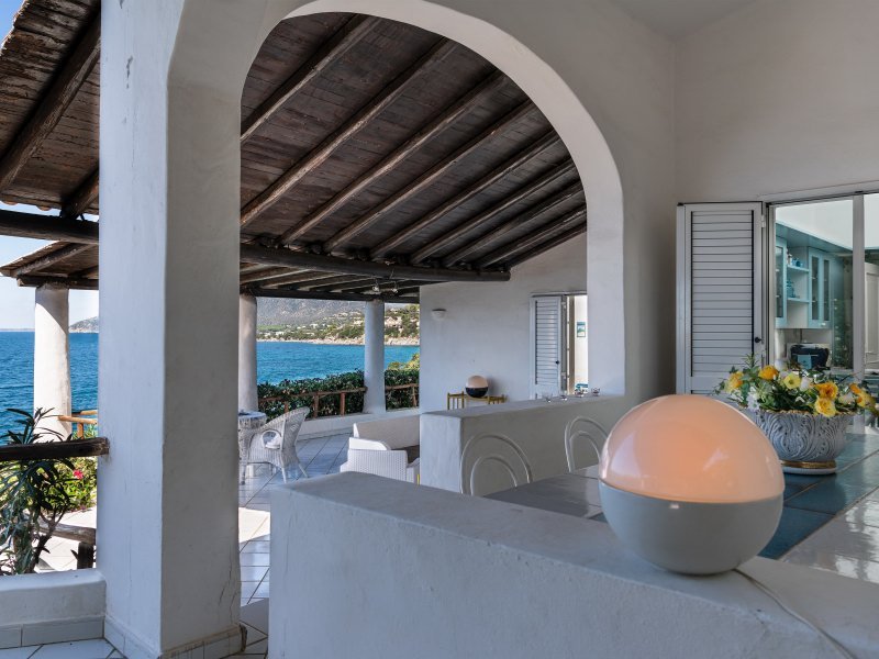 Die überdachte Terrasse mit Meerblick zum Genießen der Ferien im Freien Die überdachte Terrasse mit Meerblick zum Genießen der Ferien im Freien