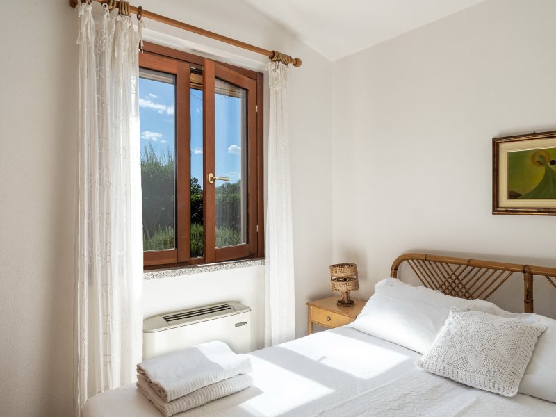 Schlafzimmer 1 mit Doppelbett, Klimaanlage und Blick ins Grüne Schlafzimmer 1 mit Doppelbett, Klimaanlage und Blick ins Grüne