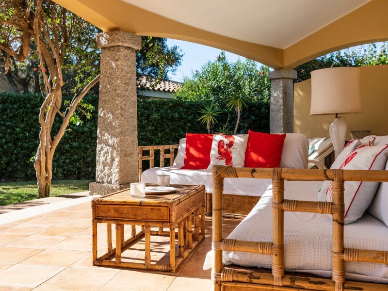 Die ausgefallene Architektur der Villa bietet ein echtes Wohnzimmer im Freien mit einladenen Sofamöbeln Die ausgefallene Architektur der Villa bietet ein echtes Wohnzimmer im Freien mit einladenen Sofamöbeln