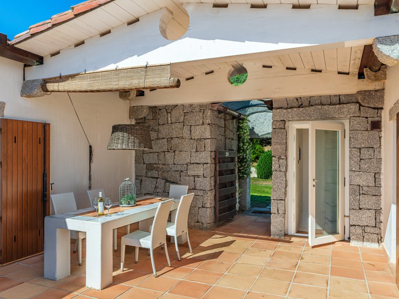 Die Terrasse ist ideal für das mediterrane Leben im Freien Die Terrasse ist ideal für das mediterrane Leben im Freien