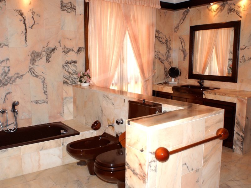 Bad 2 mit Badewanne Bad 2 mit Badewanne