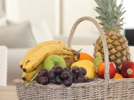 Korb mit frischem Obst oder Einkauf nach einer Liste wird auf Wunsch gegen einen kleinen Aufpreis gestellt Korb mit frischem Obst oder Einkauf nach einer Liste wird auf Wunsch gegen einen kleinen Aufpreis gestellt