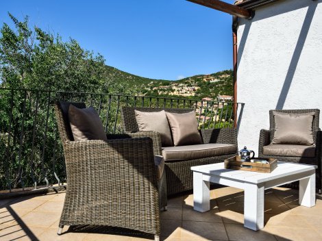 Blick in die umliegenden Hügel von der Terrasse Blick in die umliegenden Hügel von der Terrasse