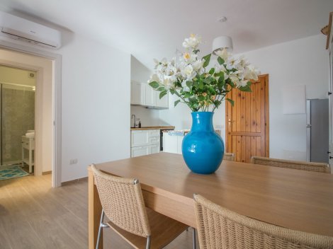 Blick vom Wohnzimmer auf das moderne Duschbad Blick vom Wohnzimmer auf das moderne Duschbad