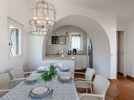 Eßtisch mit Beleuchtung und Ausgang zur Terrasse Eßtisch mit Beleuchtung und Ausgang zur Terrasse