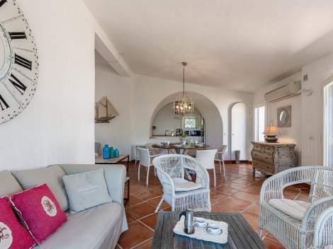 Das elegante Wohnzimmer ist, wie die Terrasse, separiert in Küche mit Eßplatz und eine gemütliche Sitzgarnitur Das elegante Wohnzimmer ist, wie die Terrasse, separiert in Küche mit Eßplatz und eine gemütliche Sitzgarnitur